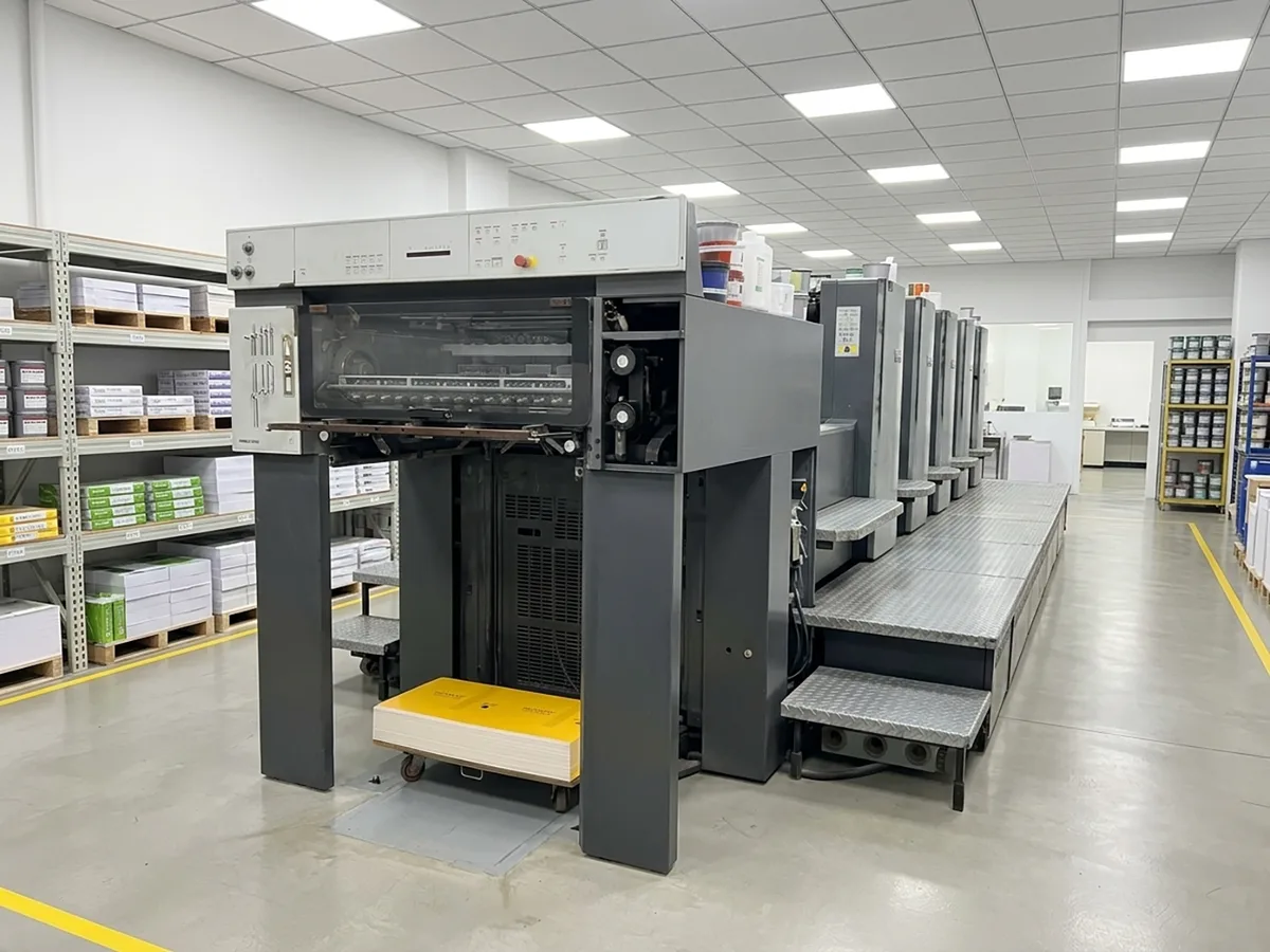 เครื่องพิมพ์ออฟเซ็ท Heidelberg 5 สี ที่โรงพิมพ์ลักษมีรุ่ง สำหรับงานพิมพ์ปริมาณมากที่ต้องคุมสีแม่นยำ