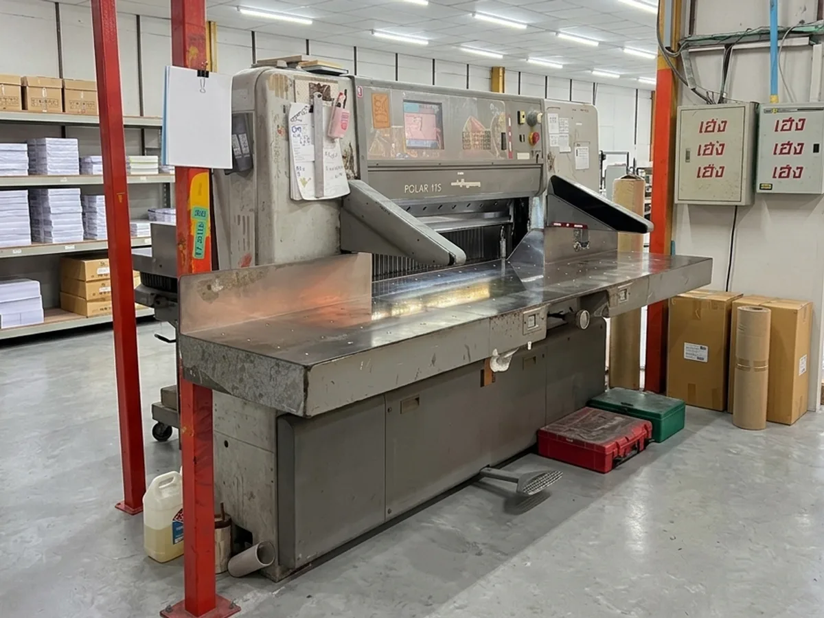 เครื่องตัดกระดาษ POLAR High-Speed Cutter ที่โรงพิมพ์ลักษมีรุ่ง ใช้ตัดเจียนงานพิมพ์ให้ได้ขนาดสำเร็จ